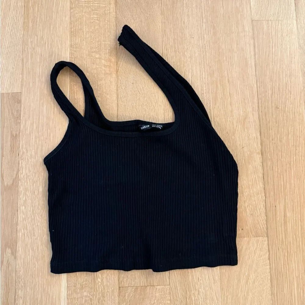 SHEIN Black Asymmetrical Sleeveless Crop Tank Top